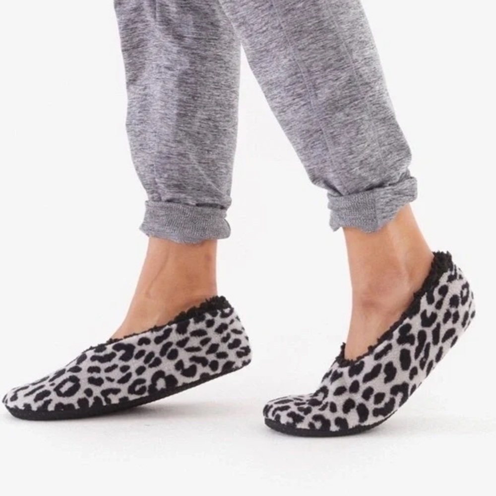 Isaac Mizrahi Leopard Animal Print Slippers